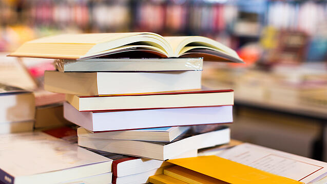 Ein Stapel Bücher auf einem Tisch.