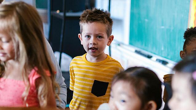 Grundschulkinder in einem Klassenraum.