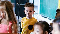 Grundschulkinder in einem Klassenraum.