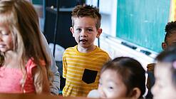 Grundschulkinder in einem Klassenraum.