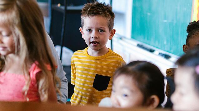 Grundschulkinder in einem Klassenraum.