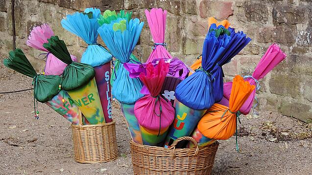 Bunte Schultüten stehen in zwei Körben.