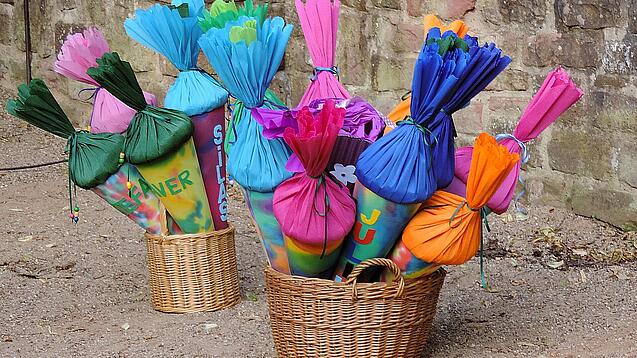 Bunte Schultüten stehen in zwei Körben.