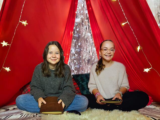 Personen von rechts nach links: Anna Wilhelm (13) aus Hamburg und Luisa von Zglinicki (14) aus Berlin lesen Geschichten für Kinder zur Adventszeit.