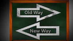 Zwei Pfeile mit der Aufschrift "Neuer Weg" und "Alter Weg", die in zwei Richtungen zeigen.