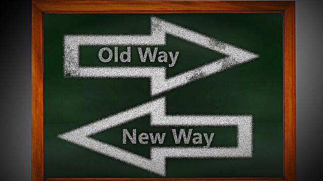 Zwei Pfeile mit der Aufschrift "Neuer Weg" und "Alter Weg", die in zwei Richtungen zeigen.