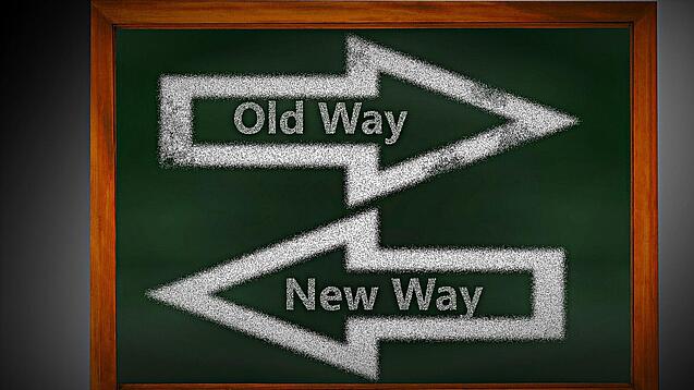 Zwei Pfeile mit der Aufschrift "Neuer Weg" und "Alter Weg", die in zwei Richtungen zeigen.