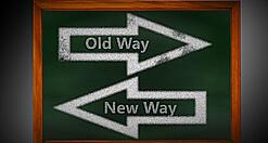 Zwei Pfeile mit der Aufschrift "Neuer Weg" und "Alter Weg", die in zwei Richtungen zeigen.