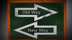 Zwei Pfeile mit der Aufschrift "Neuer Weg" und "Alter Weg", die in zwei Richtungen zeigen.