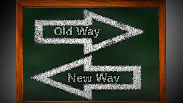 Zwei Pfeile mit der Aufschrift "Neuer Weg" und "Alter Weg", die in zwei Richtungen zeigen.
