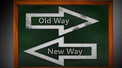 Zwei Pfeile mit der Aufschrift "Neuer Weg" und "Alter Weg", die in zwei Richtungen zeigen.