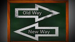 Zwei Pfeile mit der Aufschrift "Neuer Weg" und "Alter Weg", die in zwei Richtungen zeigen.