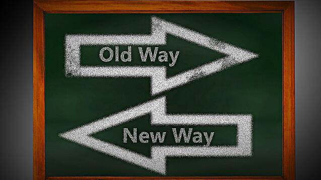 Zwei Pfeile mit der Aufschrift "Neuer Weg" und "Alter Weg", die in zwei Richtungen zeigen.