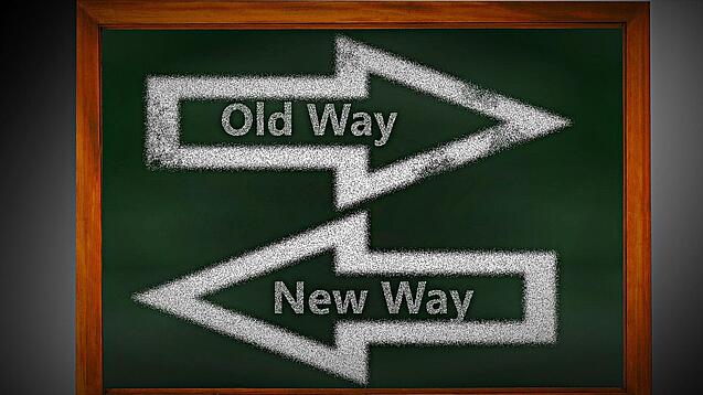 Zwei Pfeile mit der Aufschrift "Neuer Weg" und "Alter Weg", die in zwei Richtungen zeigen.