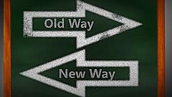 Zwei Pfeile mit der Aufschrift "Neuer Weg" und "Alter Weg", die in zwei Richtungen zeigen.