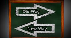 Zwei Pfeile mit der Aufschrift "Neuer Weg" und "Alter Weg", die in zwei Richtungen zeigen.