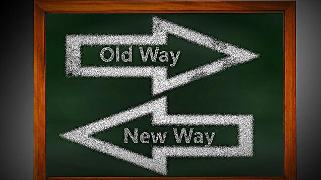Zwei Pfeile mit der Aufschrift "Neuer Weg" und "Alter Weg", die in zwei Richtungen zeigen.
