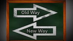 Zwei Pfeile mit der Aufschrift "Neuer Weg" und "Alter Weg", die in zwei Richtungen zeigen.