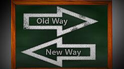 Zwei Pfeile mit der Aufschrift "Neuer Weg" und "Alter Weg", die in zwei Richtungen zeigen.