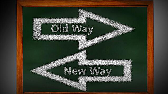 Zwei Pfeile mit der Aufschrift "Neuer Weg" und "Alter Weg", die in zwei Richtungen zeigen.