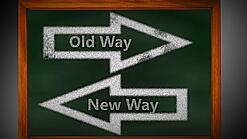 Zwei Pfeile mit der Aufschrift "Neuer Weg" und "Alter Weg", die in zwei Richtungen zeigen.