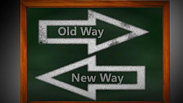 Zwei Pfeile mit der Aufschrift "Neuer Weg" und "Alter Weg", die in zwei Richtungen zeigen.