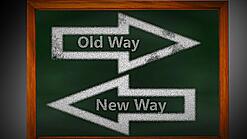 Zwei Pfeile mit der Aufschrift "Neuer Weg" und "Alter Weg", die in zwei Richtungen zeigen.