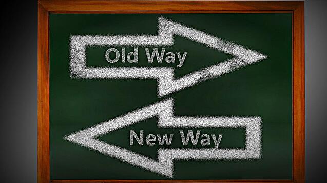 Zwei Pfeile mit der Aufschrift "Neuer Weg" und "Alter Weg", die in zwei Richtungen zeigen.