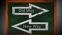 Zwei Pfeile mit der Aufschrift "Neuer Weg" und "Alter Weg", die in zwei Richtungen zeigen.