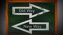 Zwei Pfeile mit der Aufschrift "Neuer Weg" und "Alter Weg", die in zwei Richtungen zeigen.