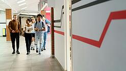 Studierende laufen einen Gang entlang.