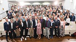 Die prämierten Schülerinnen und Schüler sowie alle Teilnehmerinnen und Teilnehmer  der Preisverleihung im Museum Wiesbaden