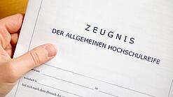 Ein Papier mit der Aufschrift Zeugnis der allgemeinen Hochschulreife.