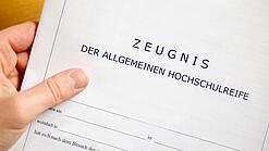Ein Papier mit der Aufschrift Zeugnis der allgemeinen Hochschulreife.