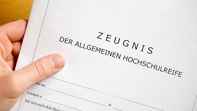 Ein Papier mit der Aufschrift Zeugnis der allgemeinen Hochschulreife.