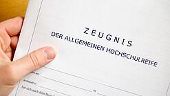 Ein Papier mit der Aufschrift Zeugnis der allgemeinen Hochschulreife.
