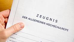 Ein Papier mit der Aufschrift Zeugnis der allgemeinen Hochschulreife.