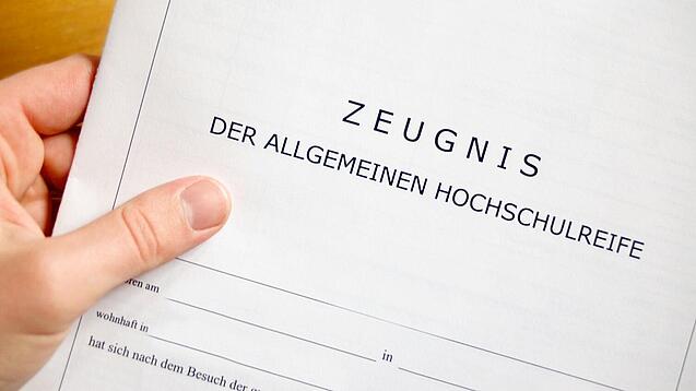 Ein Papier mit der Aufschrift Zeugnis der allgemeinen Hochschulreife.