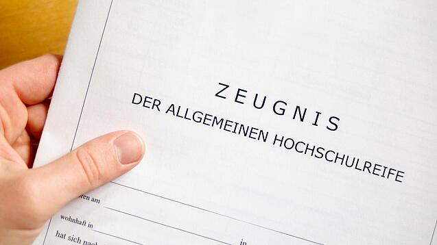 Ein Papier mit der Aufschrift Zeugnis der allgemeinen Hochschulreife.
