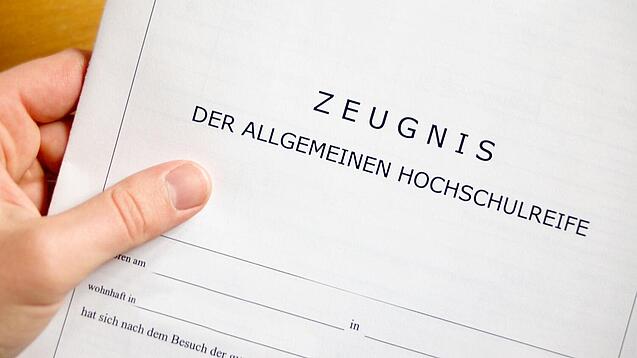 Ein Papier mit der Aufschrift Zeugnis der allgemeinen Hochschulreife.