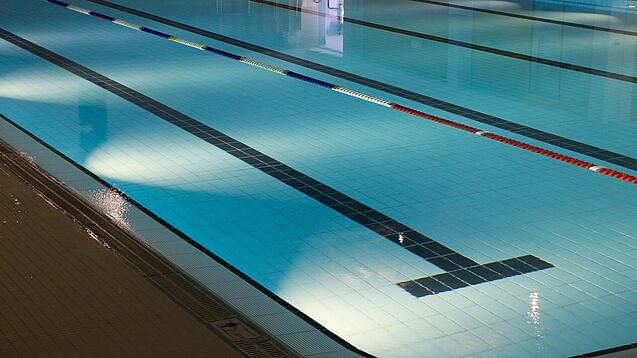 Ein leeres Schwimmbecken.