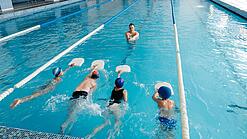 Kleine Gruppe von Kindern beim Schwimmunterricht.