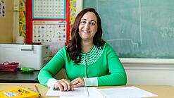 Lehrerin am Schreibtisch