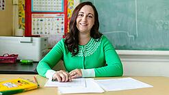Lehrerin am Schreibtisch