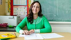 Lehrerin am Schreibtisch