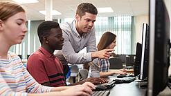Junge Menschen am Computer