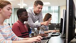 Junge Menschen am Computer