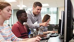 Junge Menschen am Computer