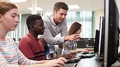 Junge Menschen am Computer