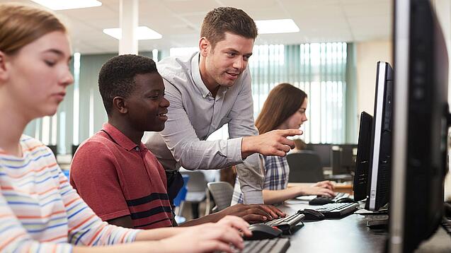 Junge Menschen am Computer